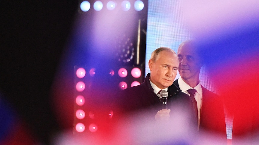 普京与顽童我看着他的脸，周围环绕着柔和的俄罗斯国旗